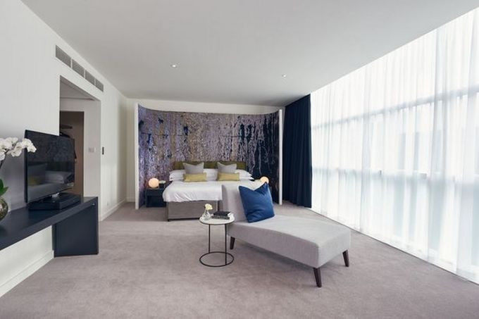 Phòng ngủ không quá cầu kỳ nhưng sang trọng. Ảnh: Lowry Hotel.