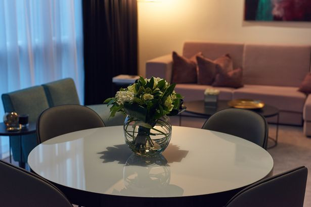 Phòng khách đủ rộng để kê một bộ sofa nhỏ. Ảnh: Lowry Hotel.