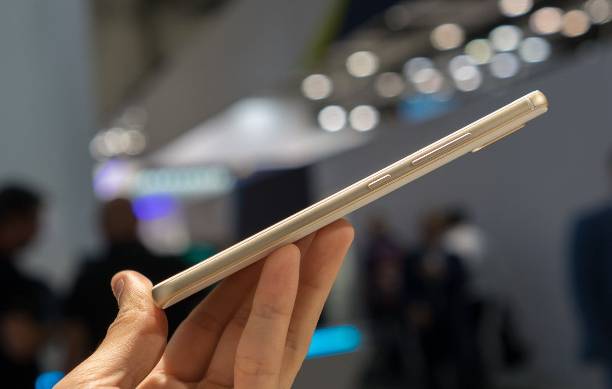 Điện thoại Vsmart không có màn hình tai thỏ mà có hai viền trên dưới khá dày. Ảnh: Techrum.