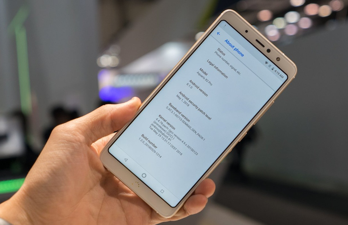 Máy có khung màu hồng, mặt sau và trước đều màu trắng. Ảnh: Techrum.