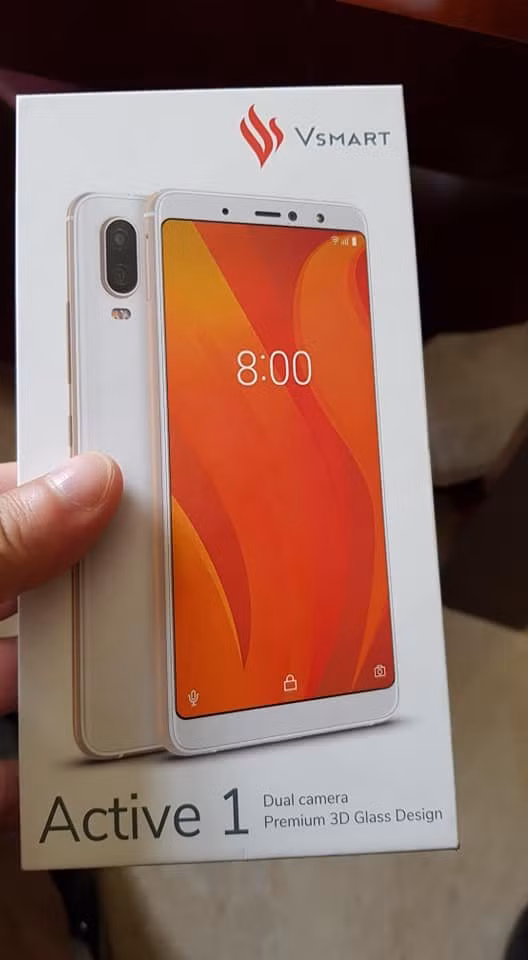 Máy có thiết kế với viền màn hình khá mỏng cùng với đó là cụm camera kép ở mặt lưng. Ảnh: Tinhte.