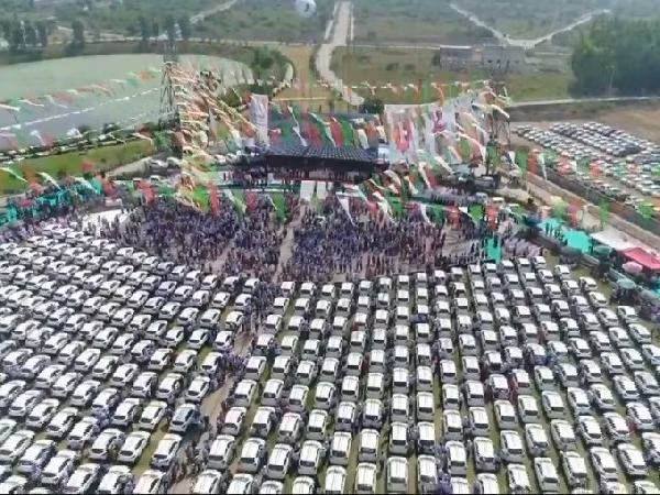 Tất cả các nhân viên được nhận thưởng đều là người đánh bóng kim cương. Tổng giá trị của 600 chiếc xe là 2 triệu USD (khoảng 47 tỷ đồng). Ảnh: Times.