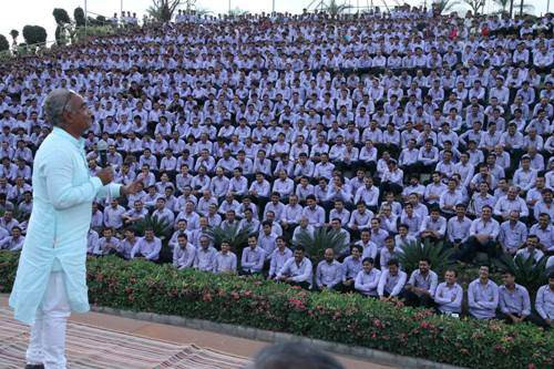 Trước đây, Savjihai Dholakia đã tri ân 1.200 nhân viên bằng những món quà đắt tiền như ô tô, căn hộ và nhiều món đồ trang sức giá trị trong đó có kim cương trước khi diễn ra lễ hội Diwali truyền thống của người Hindu năm 2014. Ảnh: The Weekend.