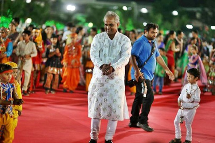 Đây được xem là cách "đánh bóng" tên tuổi và thu hút người tài không thể tốt hơn của Dholakia. Ảnh: Hari Krishna Exports.