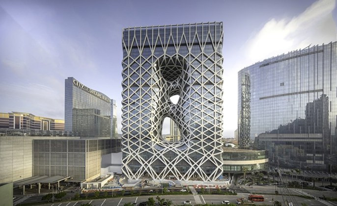 Khách sạn hạng sang Morpheus Hotel ở thành phố Macao vừa mở cửa đón khách vào năm nay. Khách sạn lấy ý tưởng từ những miếng ngọc khắc truyền thống của người Trung Quốc.