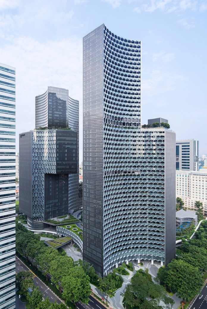 DUO Towers (Singapore) bao gồm hai tòa tháp đan lại với nhau, kết nối quanh một quảng trường công cộng. Tòa nhà ấn tượng với mặt tiền cong có hệ thống lam chắn dạng tổ ong. Nguồn ảnh: Designboom.