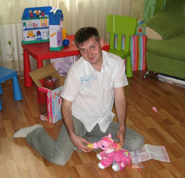 Tranh thủ chơi "đồ hàng" lúc con gái đang đi học.