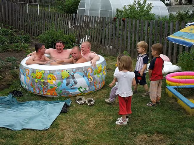 Tranh chỗ chơi của đám trẻ con mới sợ chứ.