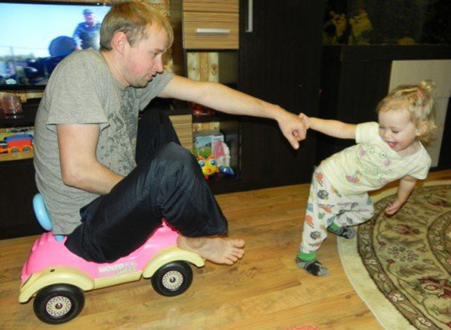 Bố xuống trả xe cho con chơi đi.