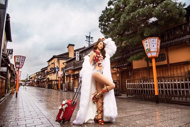 Tuy nhiên, bên cạnh nhiều ý kiến cho rằng bộ lịch năm nay mới mẻ, tràn đầy sức sống thì cũng có không ít người vẫn cho rằng phong cách này không phù hợp để tặng du khách, bởi không phải khách nào cũng thích sự "phá cách" như thế.