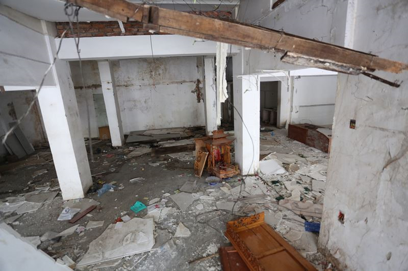 Căn nhà hoang tàn, ngổn ngang với đống phế liệu. Ảnh: Đầu tư chứng khoán.