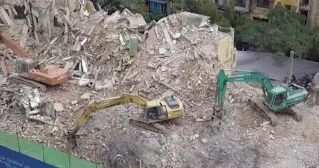 Do vướng mắc trong khâu giải phóng mặt bằng nên đến nay nhà tập thể cũ L1, L2 số 93 Láng Hạ mới bắt đầu được dỡ bỏ. Ảnh: Dân Việt.