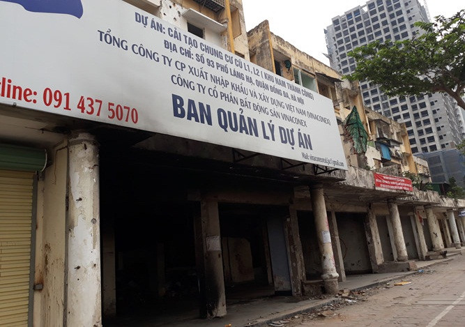 Trước khi tháo dỡ, chung cư cũ 93 Láng Hạ không khác gì căn nhà hoang u ám. Ảnh: Bảo Ngọc.