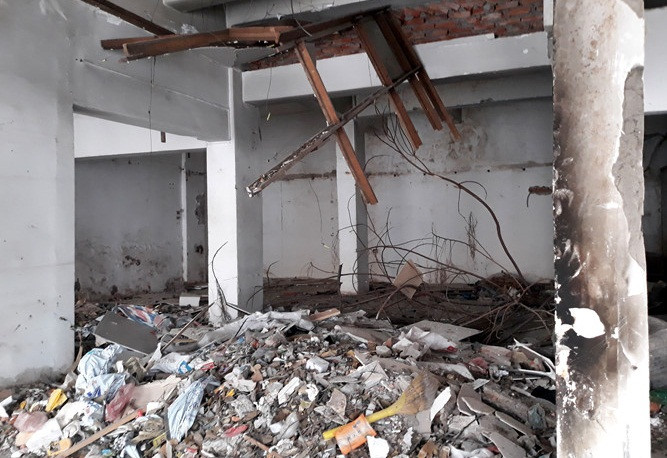 Một số khu vực còn trở thành nơi tập kết rác thải, mất vệ sinh ngay mặt đường Láng Hạ. Ảnh: Bảo Ngọc.