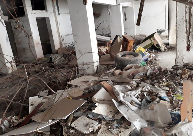 Nhiều đồ dùng của các hộ dân còn sót lại, tạo cảm giác khá "lạnh gáy" khi qua đây. Ảnh: Bảo Ngọc.