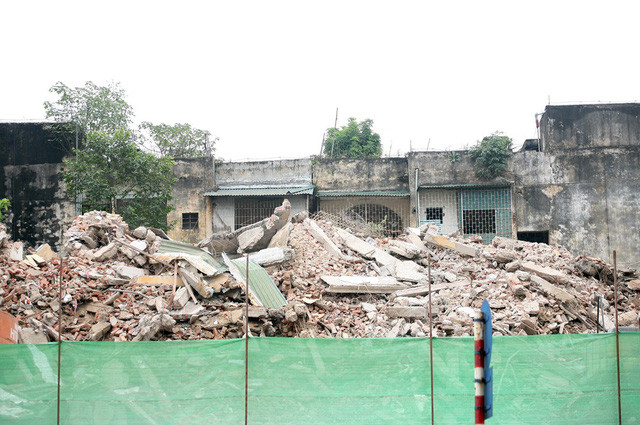 Tòa chung cư cũ L1 và L2 cao 5 tầng đi vào hoạt động từ năm 1987 và là nơi sinh sống của hơn 100 hộ dân. Ảnh: Giadinhxahoi.