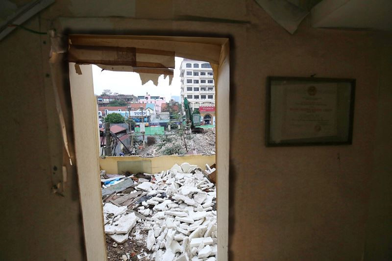 Nhiều ngôi nhà mở cửa toang do chủ nhân nhận tiền đền bù và chuyển đi. Ảnh: Đầu tư chứng khoán.