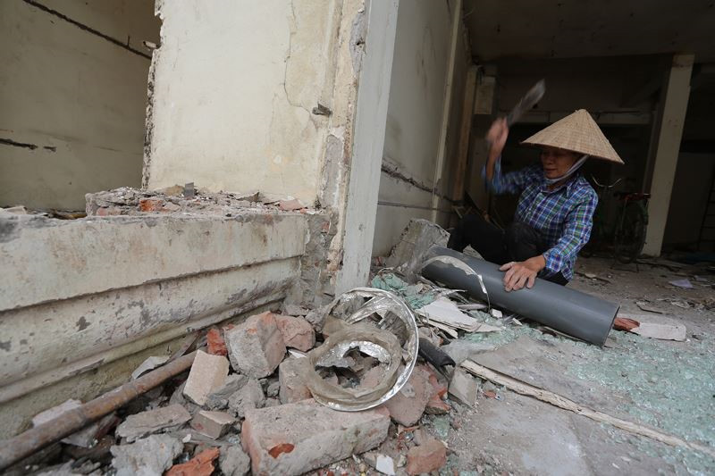 Đây cũng là nơi những người làm nghề ve chai thường xuyên tới thu nhặt, đốt rác lấy đồng, sắt vụn. Ảnh: Đầu tư chứng khoán.