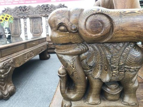 Bộ bàn ghế gồm 19 món: 4 ghế đơn, 1 ghế băng, 2 đôn cao, 2 kẹp giữa, 2 đôn thấp và 7 bệ để chân. Ảnh: Baodatviet.