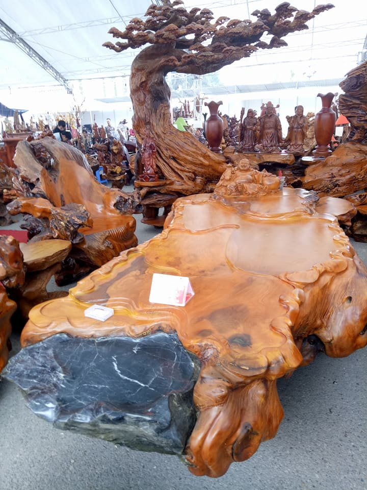 Tại một hội chợ triển lãm dịp Tết Mậu Tuất 2018, tổ chức tại Mỹ Đình, nhiều người xuýt xoa trước một bộ bàn ghế gỗ lũa vàng hương. Ảnh: Vietq.