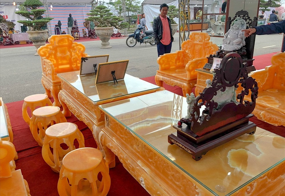 Bộ bàn ghế được chế tác từ 50 tấn ngọc do 10 thợ làm trong vòng 1 năm. Ảnh: Lao động.