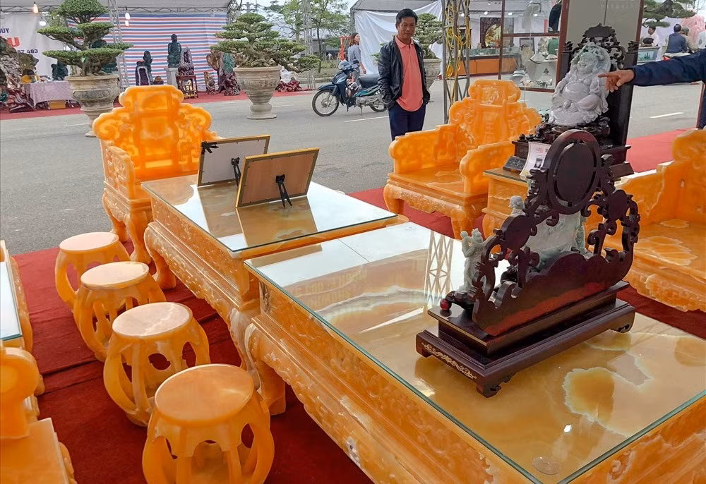 Bộ bàn ghế được chế tác từ 50 tấn ngọc do 10 thợ làm trong vòng 1 năm. Ảnh: Lao động.