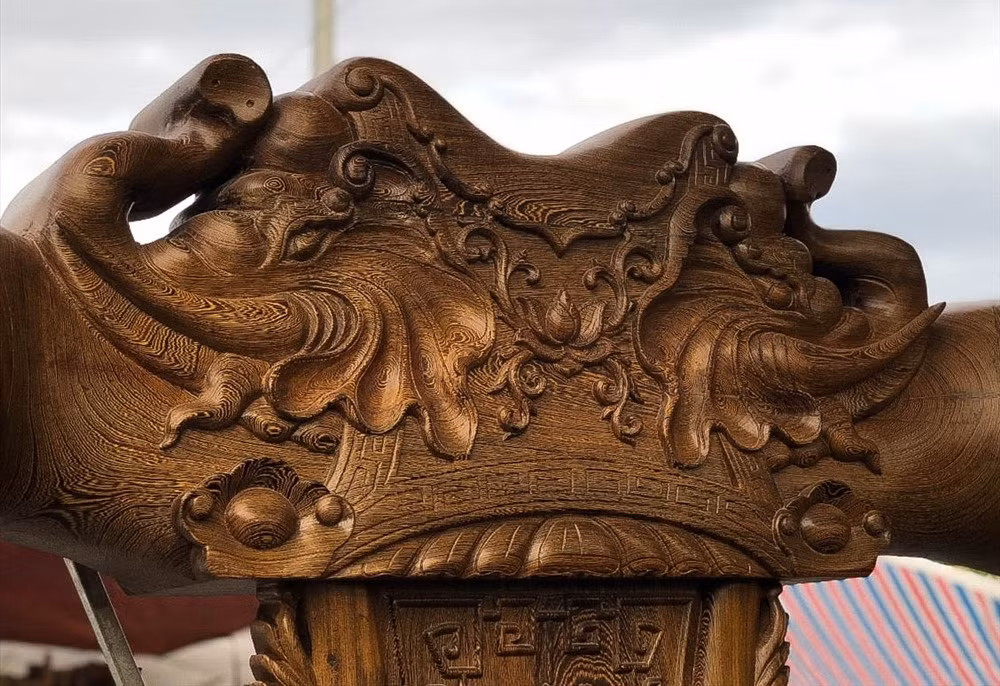 Chế tác trong thời gian 2 năm, bộ bàn ghế sở hữu nhiều chi tiết chạm trổ công phu hình voi. Ảnh: Lao động.