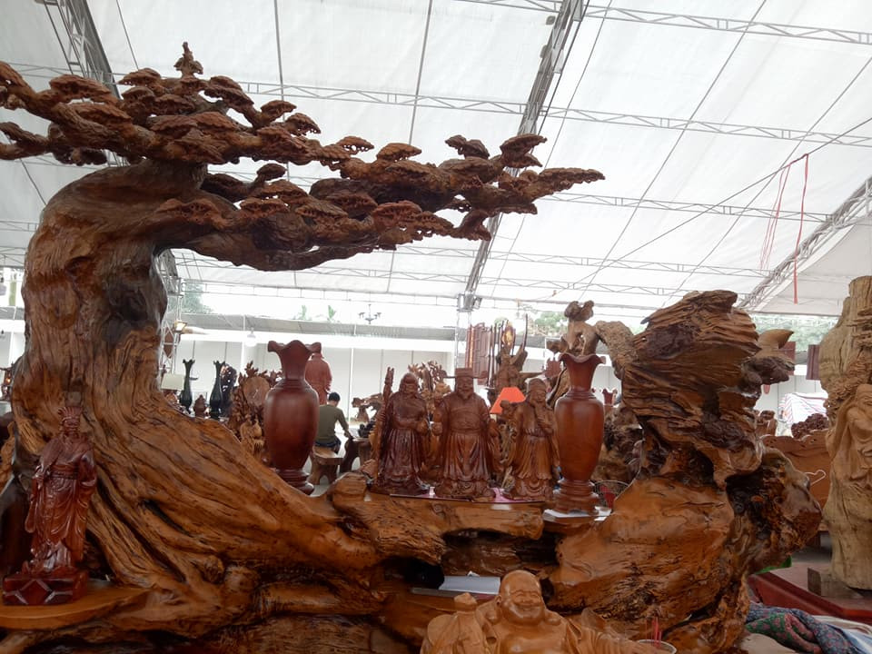 Chế tác từ gốc lũa gỗ hương nên bộ bàn tỏa ra mùi thơm đặc biệt. 690 triệu đồng là giá cho bộ bàn ghế hoành tráng này. Ảnh: Vietq.