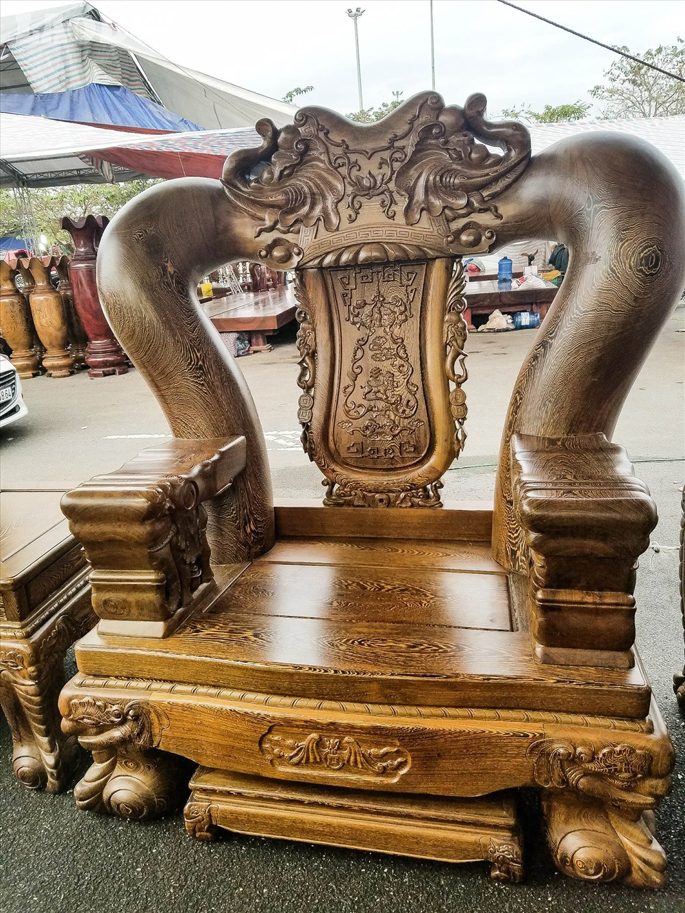 Theo tiết lộ, bộ bàn ghế dùng tới 30 khối gỗ mun đuôi công. Ảnh: Lao động.