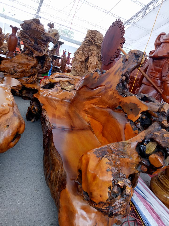 Bộ gồm 8 món đồ bao gồm 1 bàn, 1 ghế dài, 2 ghế nhỏ, 1 đôn, 1 kệ để tivi và bộ tượng trang trí để bàn. Ảnh: Vietq.