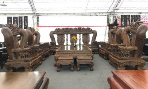 Bộ bàn ghế cao tới 2,17m, ghế băng dài 3,9m. Ảnh: Baodatviet.