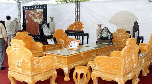 Bộ bàn ghế bằng ngọc gồm 2 bàn, 4 ghế sofa và 12 đôn nhỏ. Ảnh: Vietnamnet.