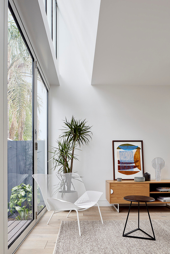 Không gian thư giãn ngập nắng bên khung cửa kính.