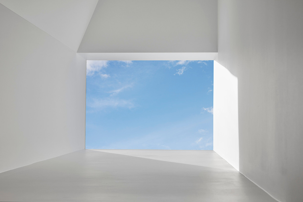 Điều thú vị nhất là ống khói nhà cũ được giữ lại và cải tạo thành điểm đón sáng giúp ánh sáng tự nhiên.