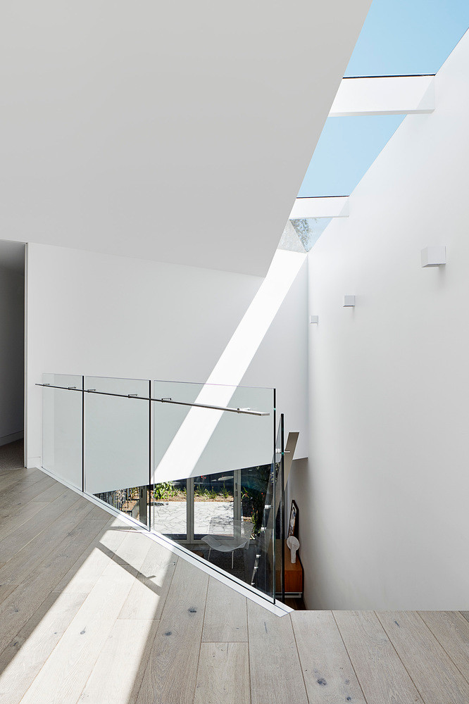 Mái kính ngoài hành lang giúp ánh nắng lọt vào vừa đủ mà không quá gay gắt.