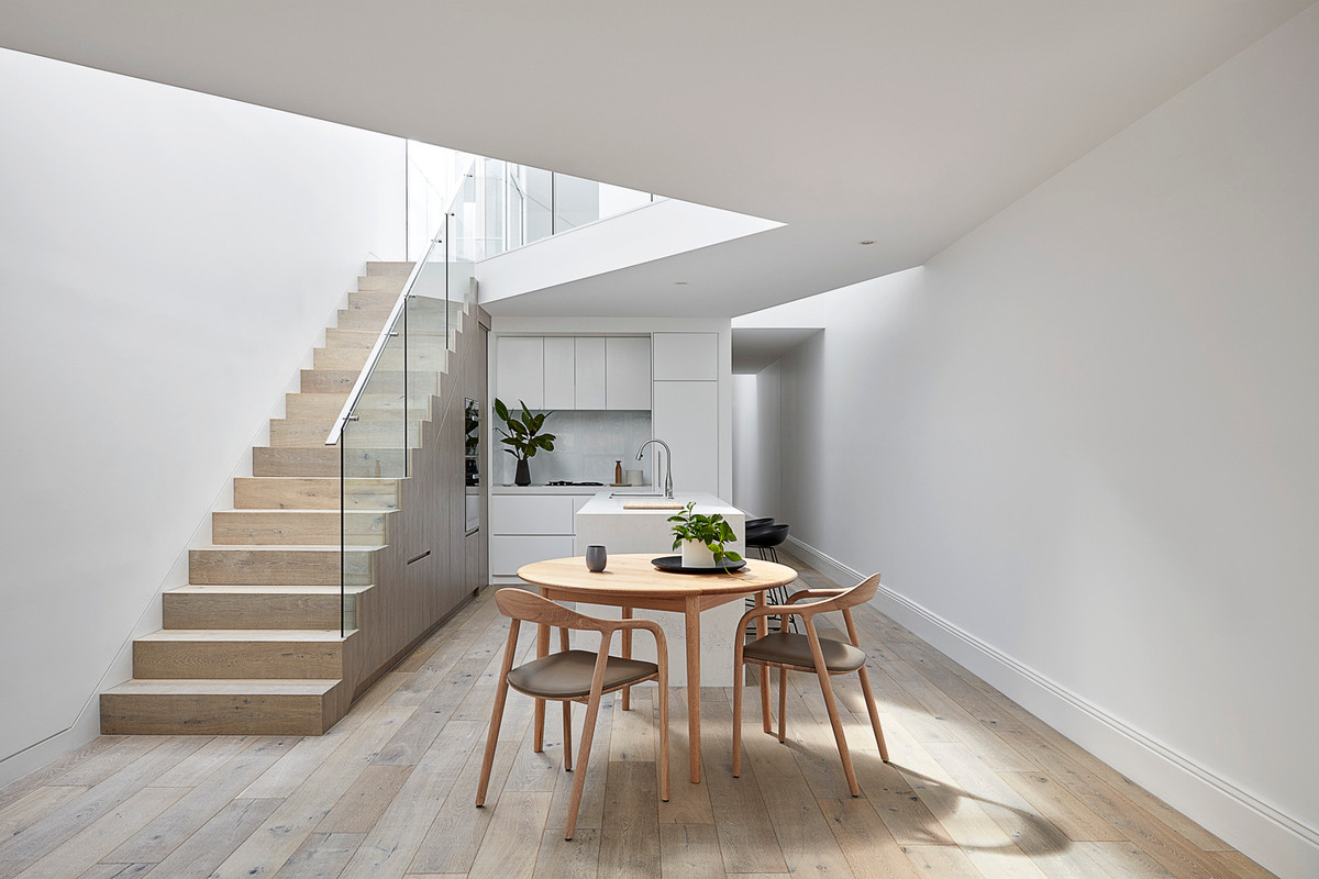 Trần bếp được tạo nên từ các hình khối khác nhau, mang đến khoảng không hứng sáng phù hợp.