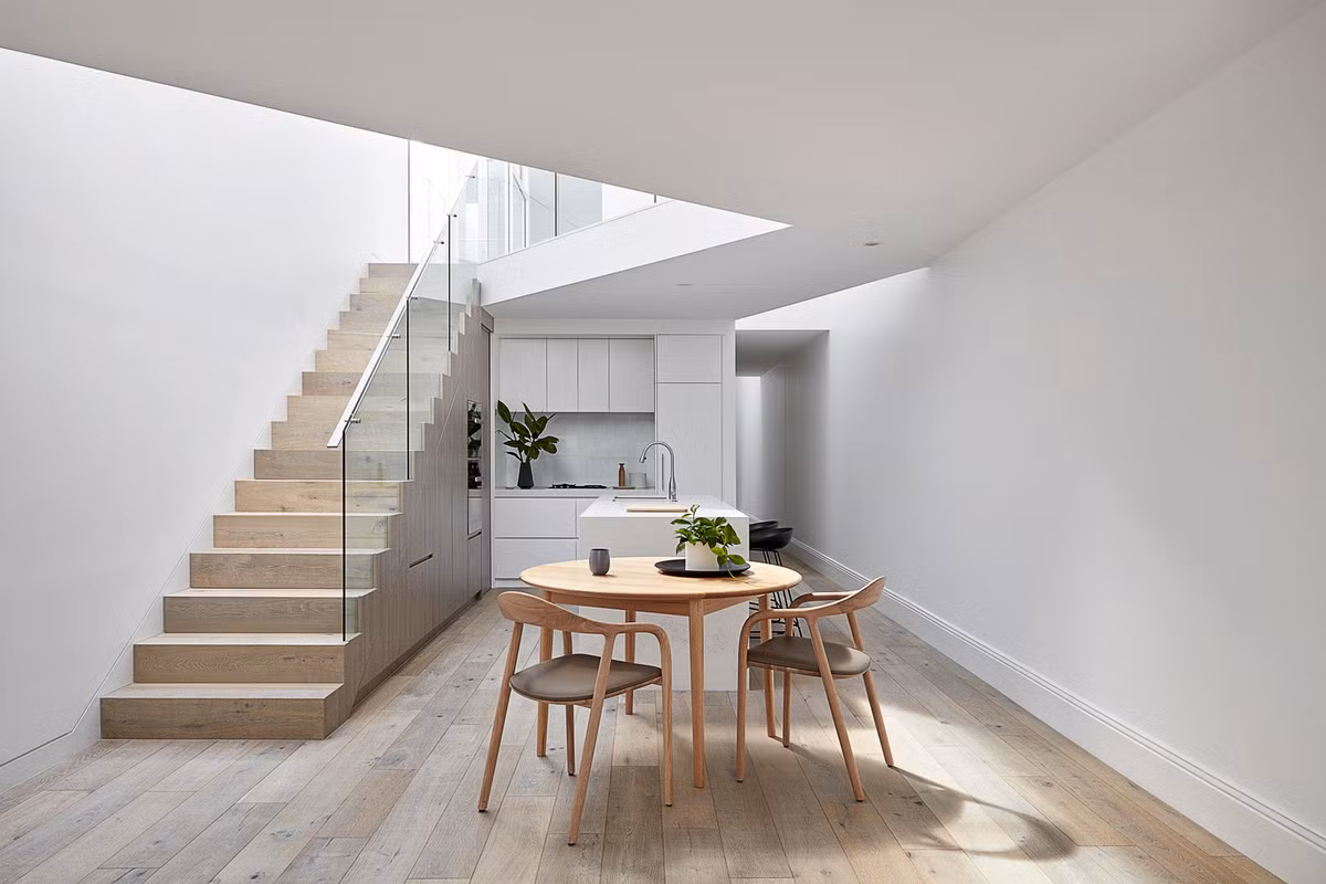 Trần bếp được tạo nên từ các hình khối khác nhau, mang đến khoảng không hứng sáng phù hợp.