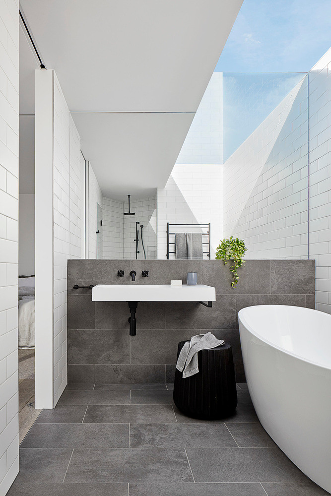 Phòng tắm cũng thiết kế mở, tận dụng tối đa ánh sáng mặt trời. Nguồn ảnh: Jack Lovel.