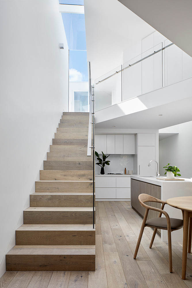 Bằng cách thiết kế một không gian mở rộng phía sau, ngôi nhà 2 tầng đã tạo ra sự tương phản có chủ ý giữa mới và cũ.