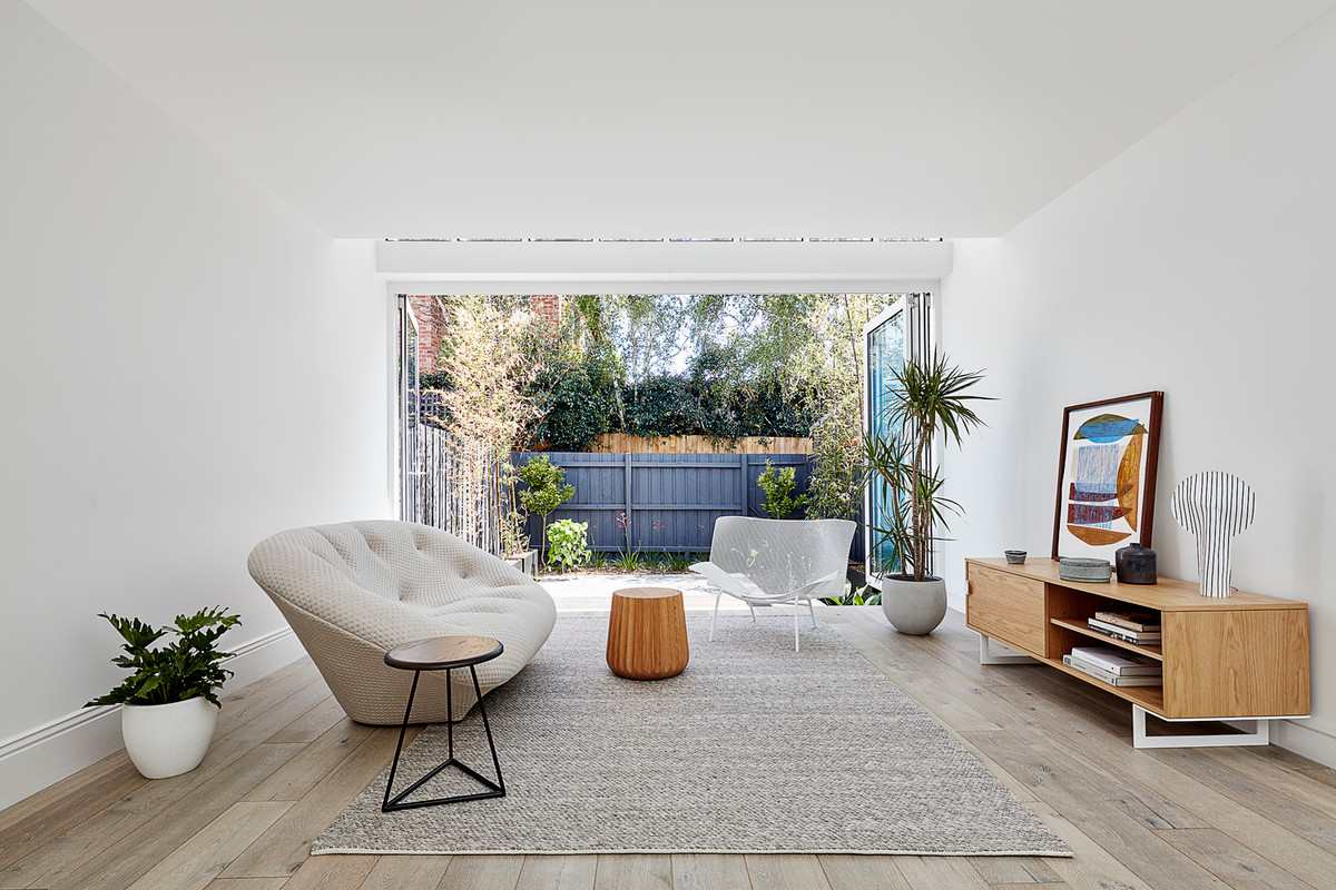 Phòng khách đơn giản, sang trọng với nội thất gam màu trắng.