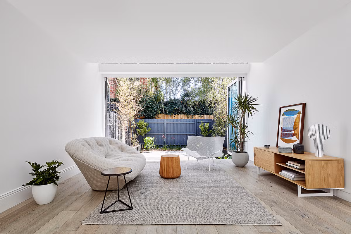 Phòng khách đơn giản, sang trọng với nội thất gam màu trắng.