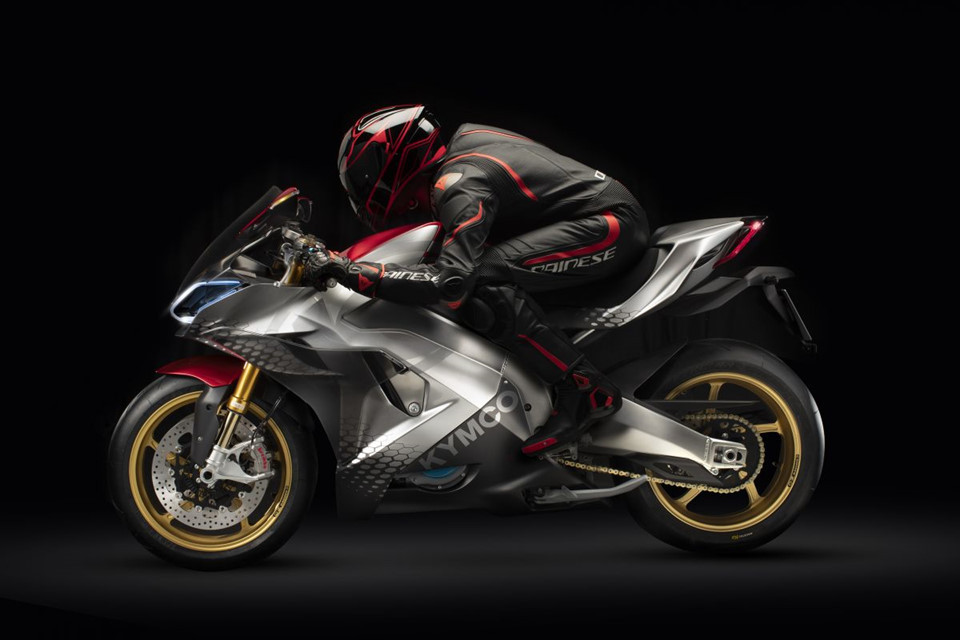 Hệ động lực và những công nghệ liên quan là câu chuyện thú vị về chiếc SuperNEX này. Theo KYMCO, SuperNEX có khả năng tăng tốc 0-100 km/h trong 2,9 giây, 0-200 km/h trong 7,5 giây và đạt vận tốc tối đa 250 km/h sau 10,9 giây. Đây là những con số vô cùng ấn tượng đối với một mẫu xe chạy điện hoàn toàn, thậm chí gia tốc của SuperNEX còn vượt trội hơn ''thần gió'' Pagani Huayra.