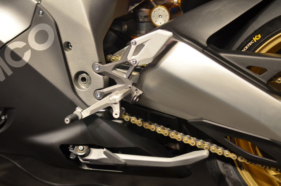 Để hiện thực hóa điều này, KYMCO đã trang bị cho SuperNEX hộp số 6 cấp, cho những pha lên xuống số phấn khích. Kết hợp với bộ ly hợp chống trượt Slipper Clutch, hộp số này giúp phát huy tối đa sức mạnh của SuperNEX.