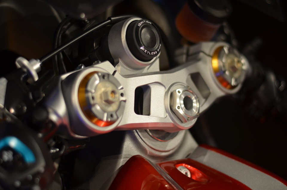 KYMCO còn phát triển hệ thống kiểm soát hiệu suất tiên tiến FEP (Full Engagement Performance). Hệ thống này có chức năng hỗ trợ tối ưu hiệu suất tạo ra những pha tăng tốc ổn định, hỗ trợ độ bám đường và hỗ trợ chống bốc đầu. Khi phanh gấp, FEP hỗ trợ giữ ổn định thân xe, ngay khi ở những điều kiện đường xấu, trơn trượt.