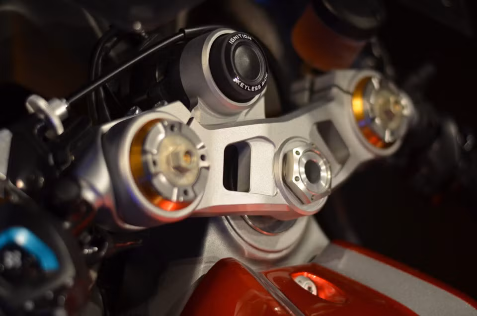 KYMCO còn phát triển hệ thống kiểm soát hiệu suất tiên tiến FEP (Full Engagement Performance). Hệ thống này có chức năng hỗ trợ tối ưu hiệu suất tạo ra những pha tăng tốc ổn định, hỗ trợ độ bám đường và hỗ trợ chống bốc đầu. Khi phanh gấp, FEP hỗ trợ giữ ổn định thân xe, ngay khi ở những điều kiện đường xấu, trơn trượt.