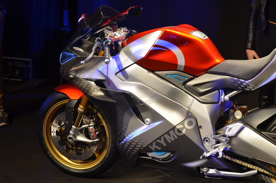 Tính năng gây phấn khích nhất trên siêu moto điện SuperNEX có lẽ là động cơ điện có khả năng tạo âm thanh Active Acoustic Motor. Một bộ phát và mô phỏng âm thanh của động cơ đốt trong được tích hợp với động cơ. Các kỹ sư của KYMCO đã tạo nên thuật toán để mô phỏng âm thanh phù hợp với từng dải tua máy khác nhau.