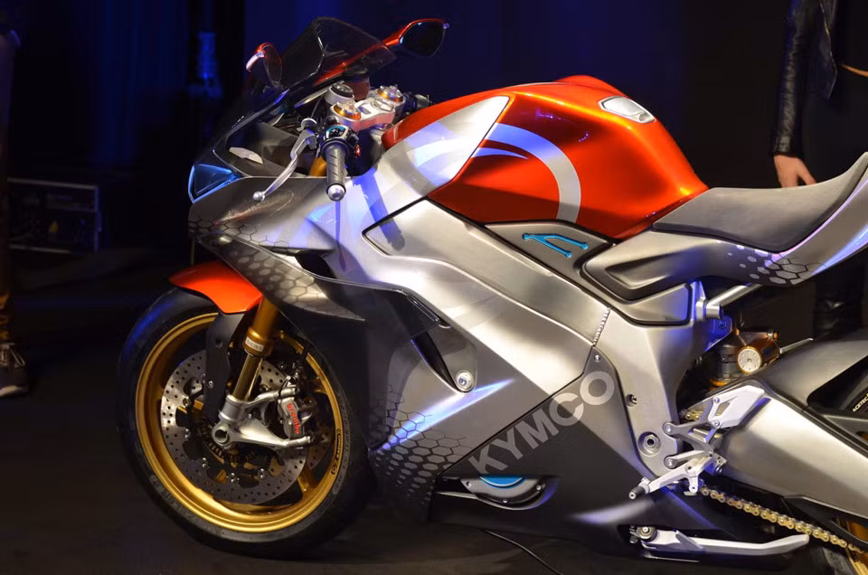 Tính năng gây phấn khích nhất trên siêu moto điện SuperNEX có lẽ là động cơ điện có khả năng tạo âm thanh Active Acoustic Motor. Một bộ phát và mô phỏng âm thanh của động cơ đốt trong được tích hợp với động cơ. Các kỹ sư của KYMCO đã tạo nên thuật toán để mô phỏng âm thanh phù hợp với từng dải tua máy khác nhau.