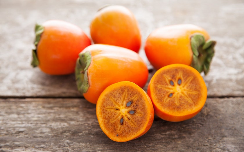 Khi chín, vỏ hồng đen chuyển sang màu nâu còn ruột chuyển màu xám đen. Ảnh: Good Eggs.