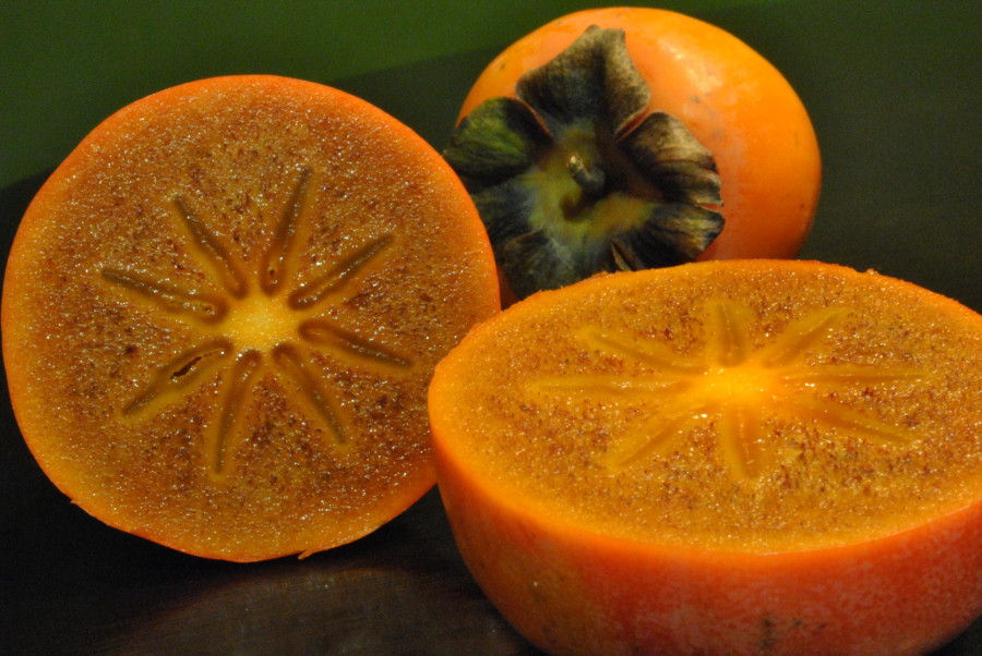 Đặc biệt, hồng đen Nhật Bản có vị ngọt và rất giòn. Ảnh: Fruit Maven.