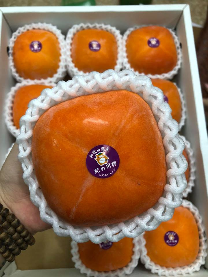 Theo chủ cửa hàng, loại hồng đen Nhật Bản này có trọng lượng khá lớn. Một kg hồng được khoảng 3 quả. Ảnh: Hoa qua uu dam.